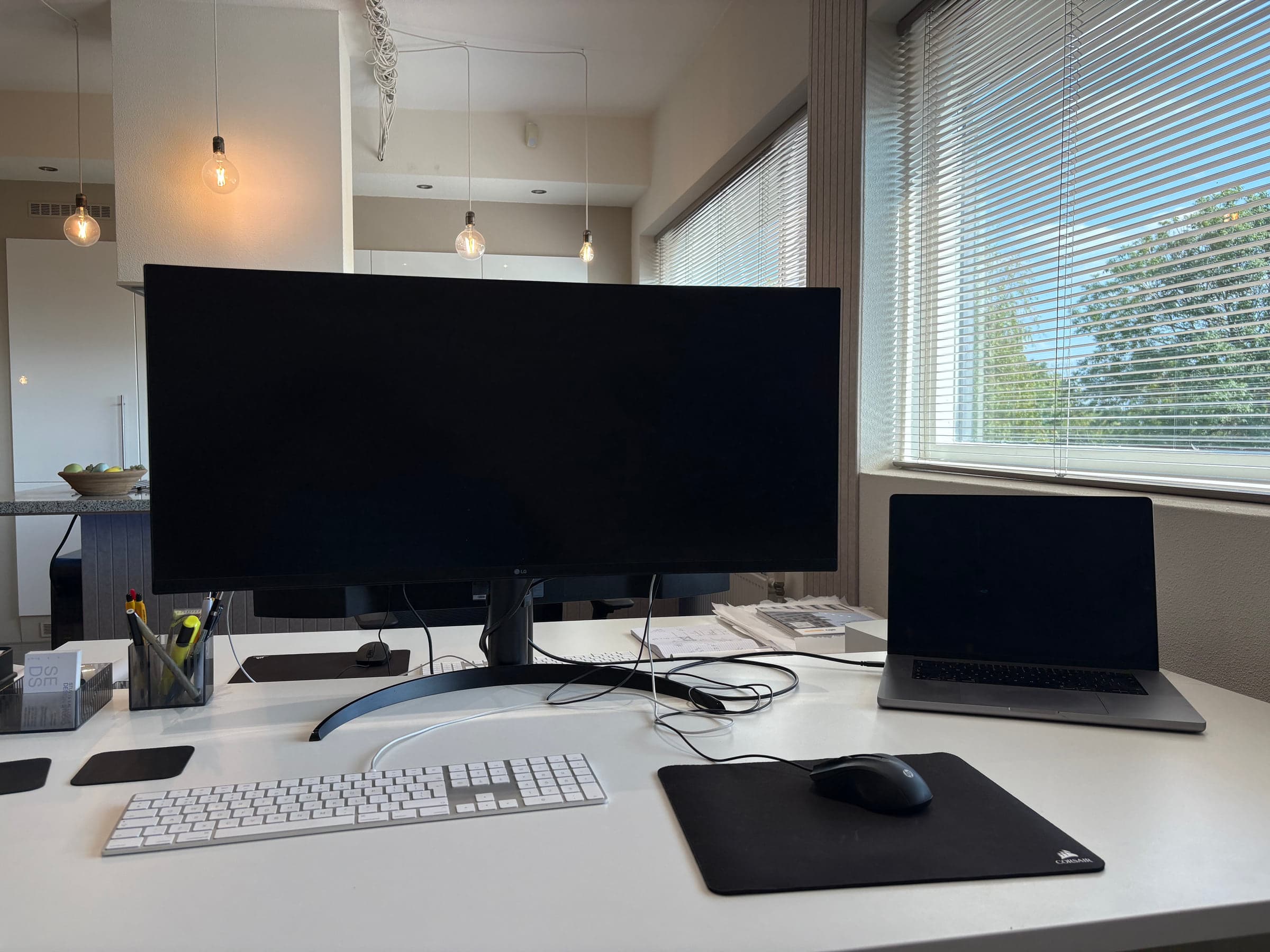 Werkplek van JSD Works met een groot beeldscherm
